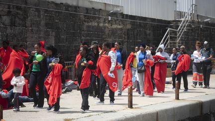 Des migrants sont assistés par la Croix rouge espagnole au port de Tarifa (Andalousie), samedi 23 juin 2018. (MARCOS MORENO / AFP)