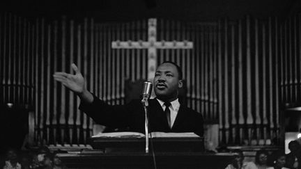 &nbsp; (Dans l'église meurtrie de Birmingham, le pasteur Luther King prononça un discours de paix © Bob Adelman/Corbis)