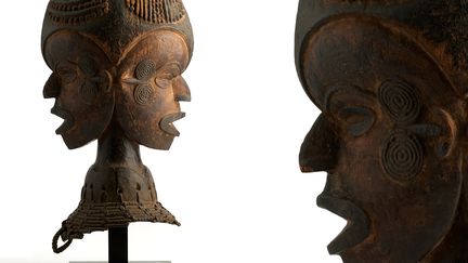 Ce masque-cimier boki ou igbo à plusieurs visages se retrouve parmi différentes populations du sud-est du Nigeria. Cette double tête évoque la puissance et la sagesse de l’entité spirituelle incarnée dans le masque, capable de voir à la fois sur terre et dans le monde spirituel. (DON D’EWA ET YVES DEVELON, MUSEE DES CONFLUENCES. PHOTO PIERRE-OLIVIER DESCHAMPS / AGENCE VU')