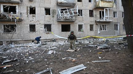 Un bâtiment touché par des frappes russes à Kharkiv en Ukraine, le 27 mars 2024. (SERGEY BOBOK / AFP)