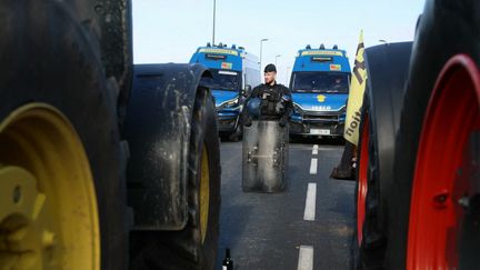 Des véhicules de police bloquant des agriculteurs en route vers le marché de Rungis, à Sully-sur-Loire (Loiret), le 31 janvier 2024. (ALAIN JOCARD / AFP)