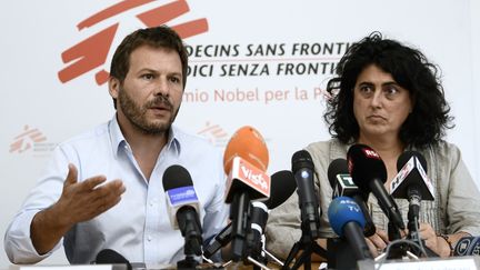 Frédéric Penard, directeur des opérations pour SOS Mediterranée, et&nbsp;Claudia Lodesani,&nbsp;présidente de Médecins sans frontières&nbsp;Italie, lors d'une conférence de presse, le 27 septembre 2018, à&nbsp;Rome (Italie). (FILIPPO MONTEFORTE / AFP)