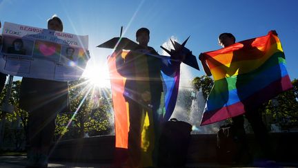 Des participants à un rassemblement pour la Journée mondiale contre l'homophobie et la transphobie à Saint-Pétersbourg (Russie), le 17 mai 2019. (OLGA MALTSEVA / AFP)