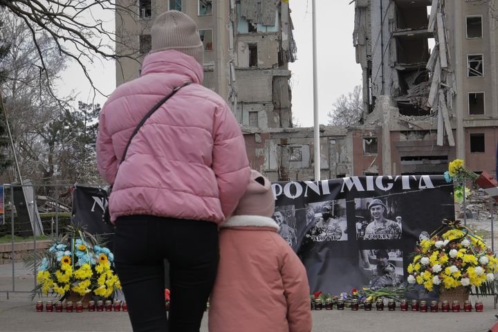 Les habitants de Mykolaïv (Ukraine) se recueillent, le 29 mars 2023, devant le siège de l'administration régionale, visée par une frappe il y a un an. (MATHIEU DREUJOU / FRANCE TELEVISIONS)