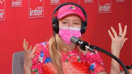 Angèle, sur France Inter, le 7 février 2022. (FRANCE INTER / RADIO FRANCE)