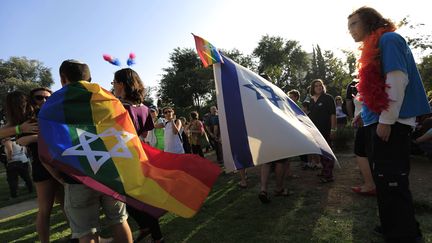 Des personnes lors de la Gay Pride &agrave; J&eacute;rusalem (Isra&euml;l), le 18 septembre 2014. (TSAFRIR ABAYOV / AP / SIPA)