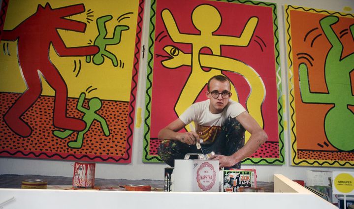 Une photo géante de Keith Haring en train de peindre, exposée dans le hall du Musée d'art moderne de la Ville de Paris à l'occasion de l'exposition "Keith Haring, The Political Line"
 (JDD/SIPA)