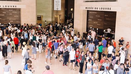 Le musée du Louvre reçoit énormément de visiteurs cet été et a même du refouler certains touristes.&nbsp; (PHILIPPE LABROSSE / MAXPPP)