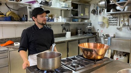 🤤 Les meilleures confitures du monde sont à... Meudon ! Avec une création pêche de vigne-abricot-verveine-fève tonka, la Maison Delagarde a remporté le concours des Confituriades de Beaupuy dans le Lot-et-Garonne cet été. Des fruits frais, du sucre soigneusement sélectionné et en petite quantité, voici quelques secrets de fabrication de cette recette, malheureusement épuisée avec la fin de l'été.