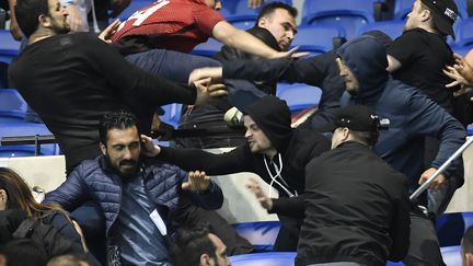 Des bagarres ont éclaté dans le Parc OL entre les supporters de Lyon et du Besiktas Istanbul (PHILIPPE DESMAZES / AFP)