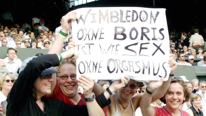 Les supportrices de Boris Becker brandissent une pancarte, lors de Wimbledon 1999 : "un Wimbledon sans Boris Becker, c'est comme le sexe sans orgasme".&nbsp; (MARK SANDTEN / BONGARTS / GETTY IMAGES)