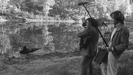 Des journalistes filment l'&eacute;tang au bord duquel le corps de Robert Boulin a &eacute;t&eacute; retrouv&eacute;, le 30 octobre 1979 dans la for&ecirc;t de Rambouillet (Yvelines). (MICHEL CLEMENT / AFP)