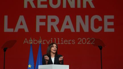 Anne Hidalgo, candidate socialiste à l'élection présidentielle de 2022, prononce un discours lors d'un meeting à Aubervilliers, le 22 janvier 2022. (THOMAS SAMSON / AFP)