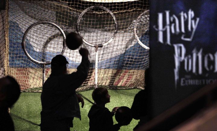 Un peu de Quidditch à l'expo Harry Potter, lors de son passage à Seattle en novembre 2010
 (Elaine Thompson / AP / Sipa)