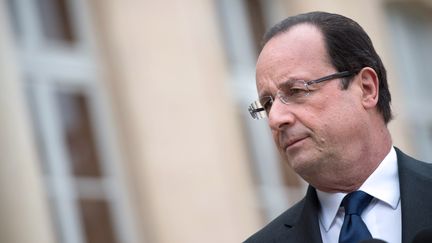 Le pr&eacute;sident,&nbsp;Fran&ccedil;ois Hollande, dans la cour de l'Elys&eacute;e, le 10 mai 2013. (BERTRAND LANGLOIS / AFP)