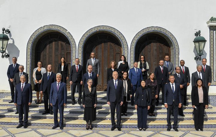 Une photo publiée par le service de presse de la présidence tunisienne montre le président Kaïs Saïed (au centre) et la Première ministre Najla Bouden (3e à gauche) posant avec les ministres du nouveau gouvernement, à Tunis le 11 octobre 2021.&nbsp; (- / TUNISIAN PRESIDENCY)