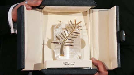 La Palme d'or, fournie par le joaillier Chopard, remise le 27 mai 2007 au r&eacute;alisateur roumain Cristian Mungiu pour le film "Quatre mois, trois semaines et deux jours". (ANNE-CHRISTINE POUJOULAT / AFP)