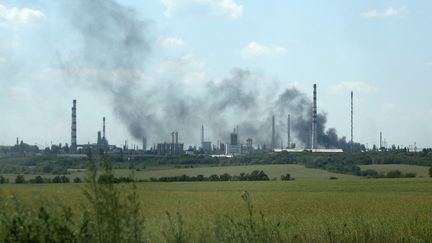 Une colonne de fumée au-dessus de Lysychansk, dans l'est de l'Ukraine, le 21 juin 2022. (ANATOLII STEPANOV / AFP)