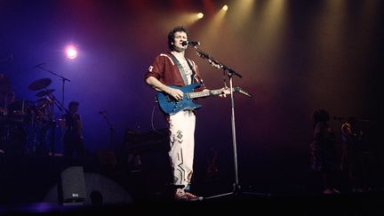 Johnny Clegg lors d'un concert au Zenith de Paris, en mars 1990.&nbsp; (JEAN-PIERRE MULLER / AFP)