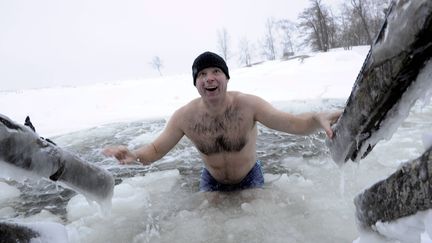 Un touriste allemand se baigne dans le golfe de Finlande, pr&egrave;s d'Helsinki, le 25 d&eacute;cembre 2012.&nbsp; (JUSSI NUKARI / LEHTIKUVA)