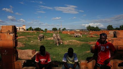 luttent pour fournir des services publics adéquats dans la capitale, car la population de Bamako a plus que quadruplé entre le milieu des années 70 et 2009, date du dernier recensement.
 (Luc Gnago / Reuters)