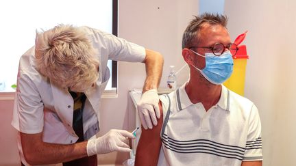 Un homme se fait injecter le vaccin contre la variole du singe, le 27 juillet 2022, à Nice (Alpes-Maritimes).&nbsp; (SYSPEO/SIPA)