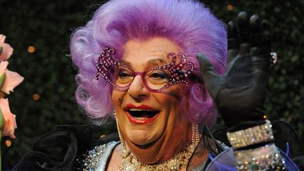 Le comédien Barry Humphries incarnant son personnage de Dame Edna Everage, à Sydney (Australie), le 5 juillet 2012. (GREG WOOD / AFP)