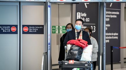 Des passagers en provenance de Chine dans l'aéroport de Roissy-Charles De Gaulle le 26 janvier 2020. (ALAIN JOCARD / AFP)