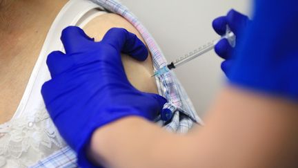 Un patient reçoit la première dose du&nbsp;vaccin de Pfizer/BioNTech contre le Covid-19, le 22 décembre 2020 à Haxby (Royaume-Uni). (LINDSEY PARNABY / AFP)