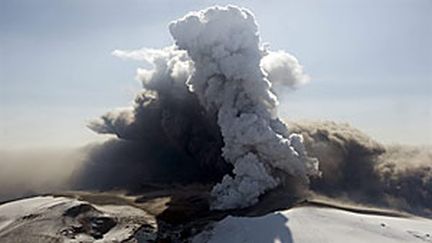 Le volcan Eyjafjöll en éruption, le 17 avril 2010 (AFP-HALLDOR KOLBEINS)