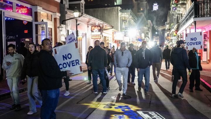 Les bars de Bourbon Street ont rouverts dès le lendemain de l'attentat à la voiture-bélier, le 1er janvier 2025, qui a fait 14 morts. (ANDREW CABALLERO-REYNOLDS / AFP)