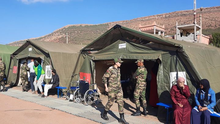 Chaque tente de l'hôpital militaire dressé à Asni correspond à une spécialité médicale. (SANDRINE ETOA ANDEGUE / RADIO FRANCE)