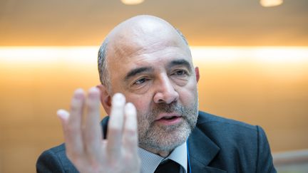 Le commissaire europ&eacute;en aux Affaires &eacute;conomiques, Pierre Moscovici, s'exprime en marge&nbsp;des r&eacute;unions de printemps du FMI et de la Banque mondiale &agrave; Washington (Etats-Unis), le 16 avril 2015. (NICHOLAS KAMM / AFP)