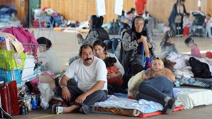 Membres de la communauté rom le 18 août 2010 dans un gymnase de Choisy-le-Roi (Val-de-Marne) (AFP - BERTRAND GUAY)