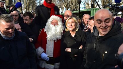 Marine Le Pen en campagne lors des fêtes de Noël, en 2017. (CHRISTOPHE ARCHAMBAULT / AFP)