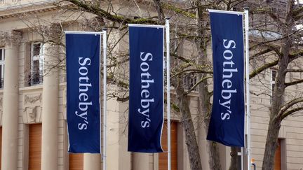 Le logo de la maison Sotheby's avant une vente aux enchères à Cologne, en Allemagne, le 23 janvier 2022. (HORST GALUSCHKA / DPA / AFP)