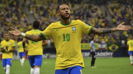 Le Brésilien Neymar célèbre son but avec la Seleçao face à l'Uruguay, jeudi 14 octobre 2021 à Manaus, lors des qualifications sud-américaines pour le Mondial 2022. (NELSON ALMEIDA / AFP)