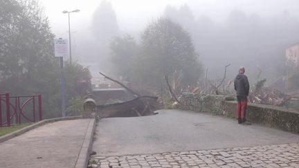 Dans les communes frappées par les inondations, la solidarité devient un mot concret, comme dans la commune de Chavanay, dans la Loire. Jeudi 17 octobre, lorsque la rivière est sortie de son lit, les habitants de la ville se sont soutenus en espérant que les aides pour reconstruire suivront rapidement. (France 2)