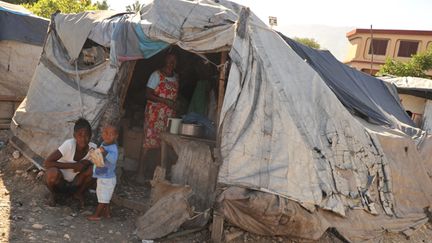 &nbsp; (Une famille vit dans cet abri de fortune depuis cinq ans à Port-au-Prince © Maxppp)