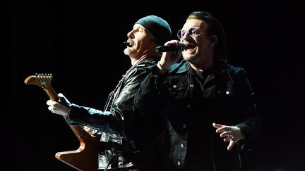 The Edge et Bono, le guitariste et le chanteur de U2, sur scène à Belfast (Irlande du Nord) le 27 octobre 2018. (CHARLES MCQUILLAN / GETTY IMAGES EUROPE)