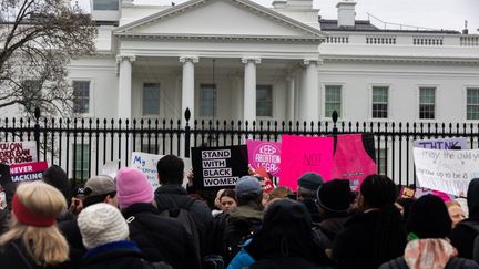 Des partisans du droit à l'avortement devant la Maison Blanche à Washington (Etats-Unis), le 22 janvier 2023. (AURORA SAMPERIO / NURPHOTO / AFP)