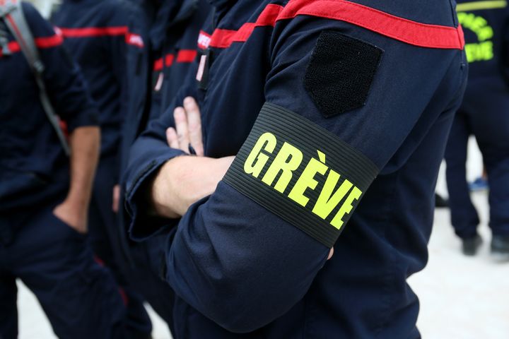 Un pompier manifeste aux côtés des infirmières à Valence (Drôme), le 10 septembre 2019. (NICOLAS GUYONNET / HANS LUCAS / AFP)