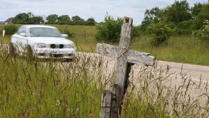 Une croix installée sur le bord d'une route, le 25 mai 2020, à Thionville (Lorraine). (PIERRE HECKLER / MAXPPP)