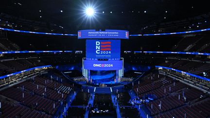 La scène de la convention nationale du parti démocrate au United Center de Chicago, Illinois, le 19 août 2024. (MANDEL NGAN / AFP)