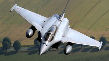 Un avion de chasse Rafale se dirige vers Paris pour les c&eacute;l&eacute;brations de la F&ecirc;te nationale, le 14 juillet 2012. (BORIS HORVAT / AFP)