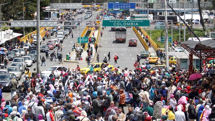 Des Vénézueliens demandent leur entrée en Equateur sur le pont international de Rumichaca (Colombie), le 9 août 2018. (DANIEL TAPIA / REUTERS)