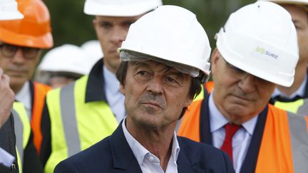 Le nouveau ministre de la Transition écologique et solidaire, Nicolas Hulot, le 19 mai 2017, lors d'une visite avec le Premier ministre Edouard Philippe sur le site de l'entreprise&nbsp;BioGNVAL à Valenton (Val-de-Marne). (GEOFFROY VAN DER HASSELT / AFP)