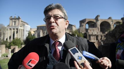 Jean-Luc Mélenchon&nbsp;parle à la presse lors d'une visite à Rome (Italie), le 11 mars 2017. (TIZIANA FABI / AFP)