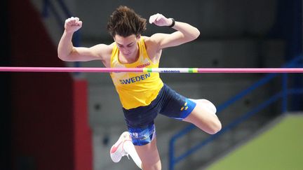 Armand Duplantis lors des championnats du monde indoor d'athlétisme à Belgrade, le 20 mars 2022. (OLIVER BUNIC / AFP)