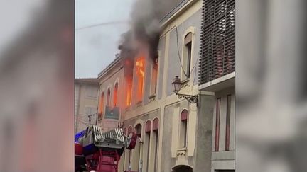 Une partie du centre-ville de Saint-Gaudens en Haute-Garonne a été évacuée, dans la matinée de jeudi 28 décembre, à la suite d’un incendie, démarré au sein d’un laboratoire d’analyses. (France 2)